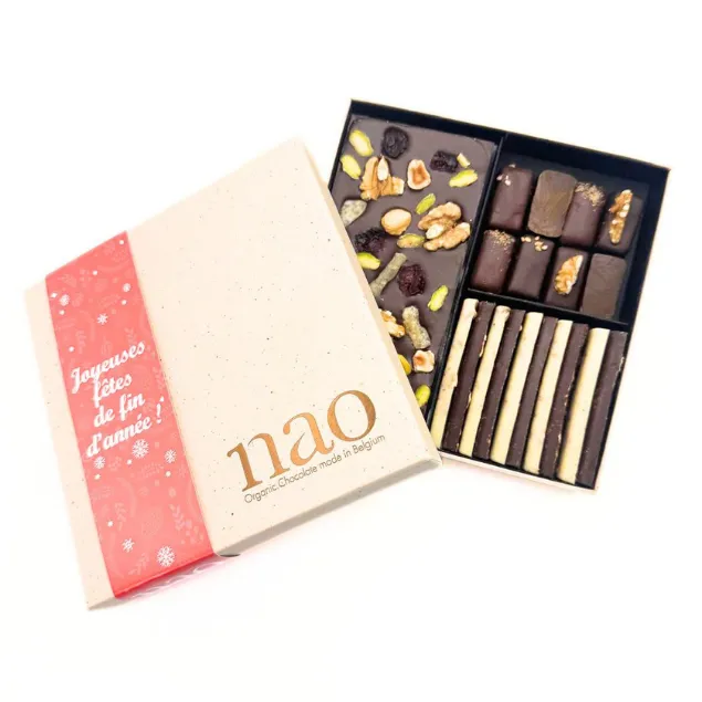 [NAO-N412] 320g - Coffret Nao assortiement mixte (320 gr): 2 tablettes Bean-to-Bar Sao Tomé (Lait 45% eclat de cacao + Noir 72% Mendiant) + 5 sticks blanc Gr'eat Granola fruits rouges + 5 sticks noir Gr'eat Granola classique + 8 pralines bio - Nao